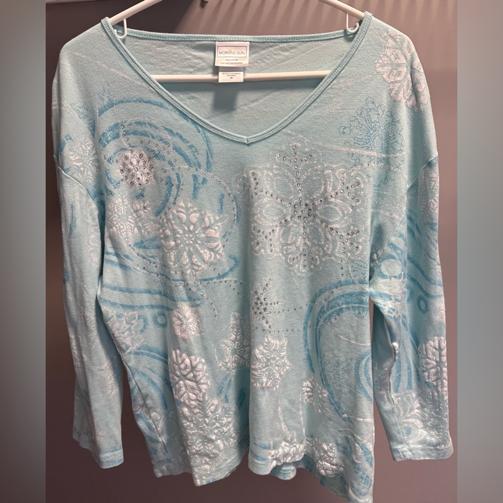MORNING SUN size 3X, light blue with white design and shimmering rhinestones top